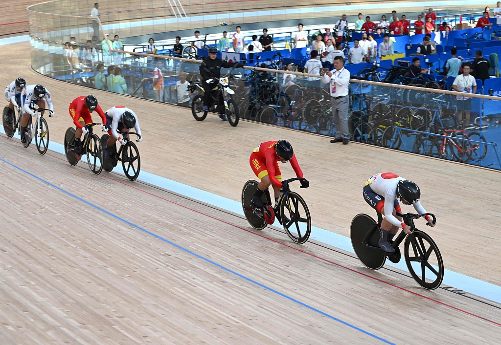 Cyclists compete in the track cycling event during the 19th Asian Games in Hangzhou, China, September 27, 2023. /CFP