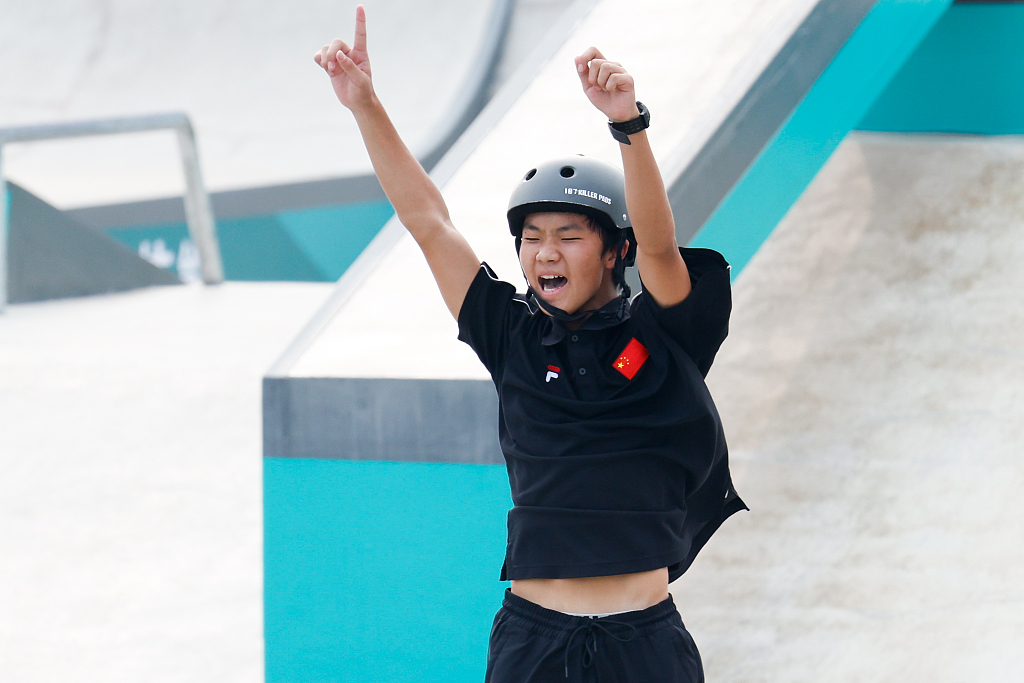Zhang Jie of China celebrates after winning the men's skateboarding street final during the 19th Asian Games in Hangzhou, China, September 27, 2023. /CFP 