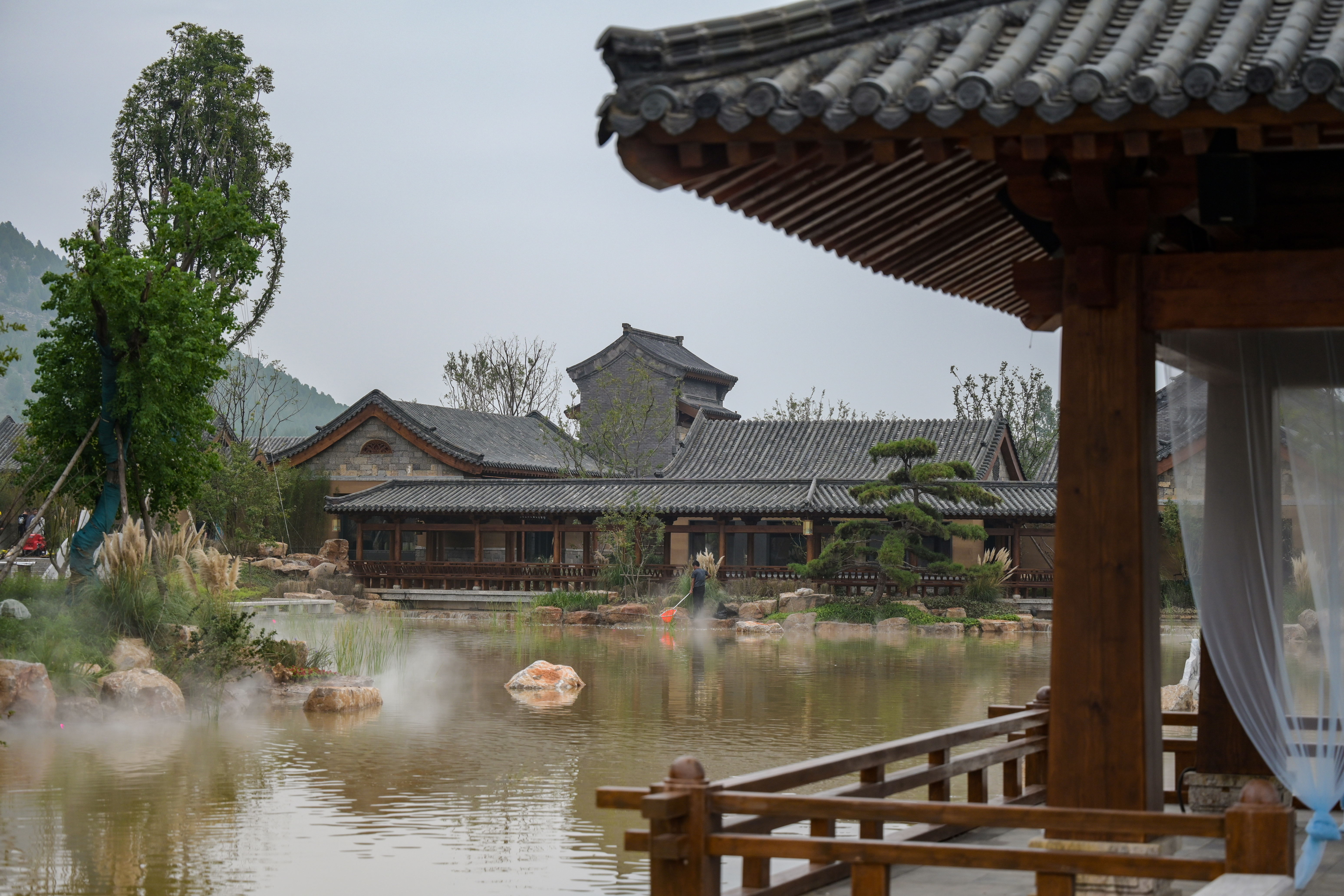 A photo shows a water pool and a pavilion at Luyuan Town on September 26, 2023 in Qufu, Shandong. /IC