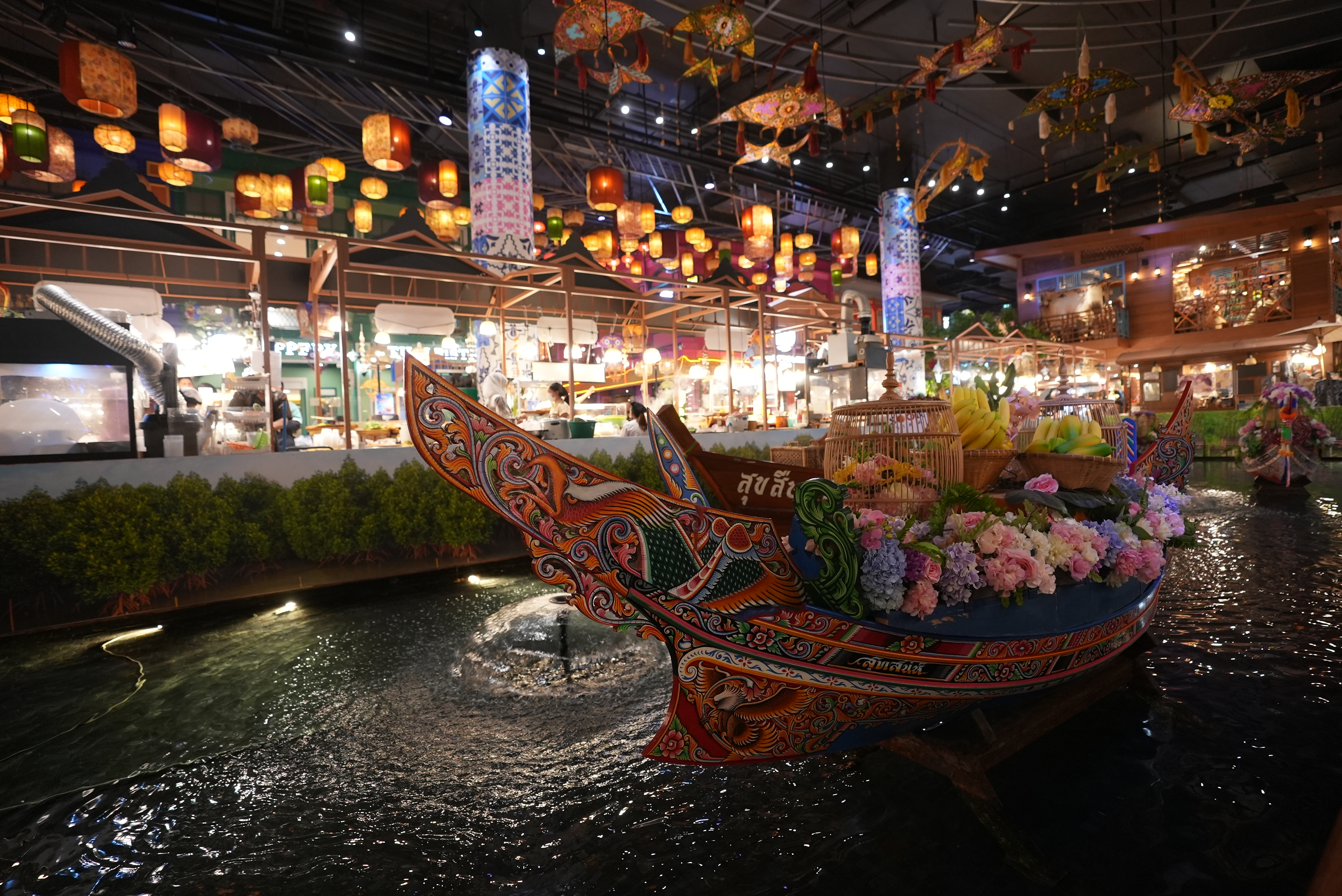 This photo taken on September 18, 2023 shows a scene of a local indoor floating market in Bangkok, Thailand. /CGTN 