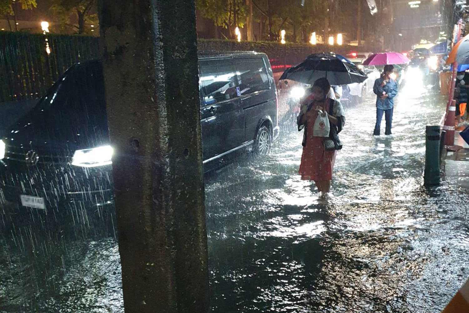 Pedestrians wade through floodwater alongside vehicles as rain plummeted down on a section of Sukhumvit Road in Bangkok on Tuesday. Bangkok, Thailand. September 26, 2023. /CFP