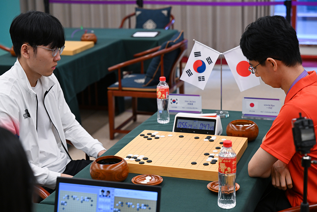 Ryo Ichiriki (R) of Japan and Shin Jin-seo of South Korea fight in the men's Go individual bronze medal match during the 19th Asian Games in Hangzhou, China, September 28, 2023. /CFP