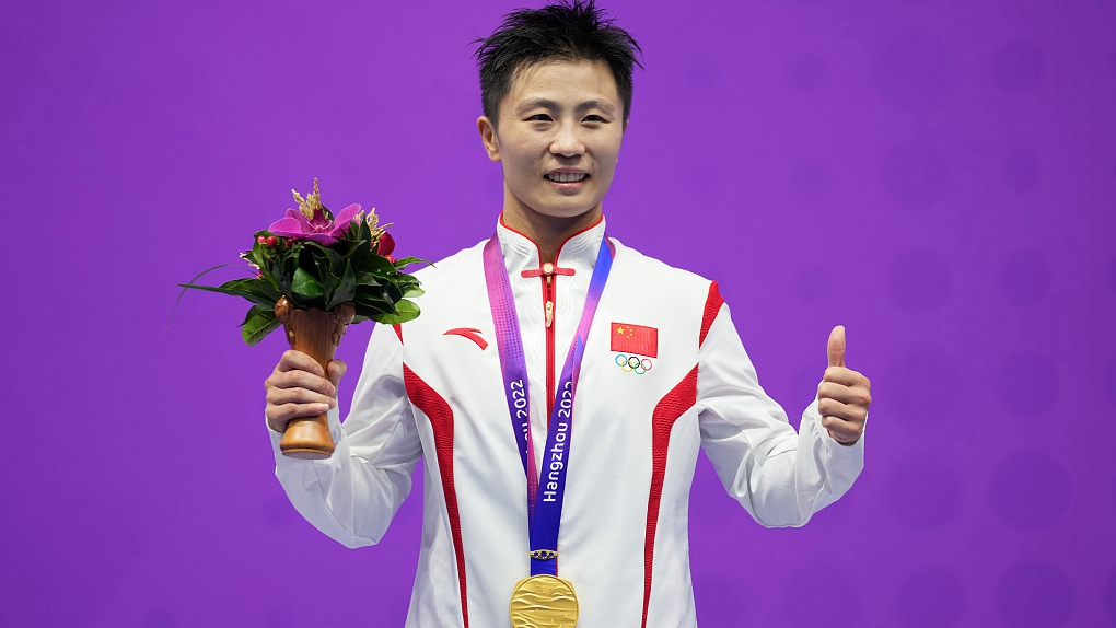 China's Li Yueyao celebrates with his gold medals after winning the women's Sanda 52kg final in the 19th Asian Games in Hangzhou, Zhejiang Province, China, September 28, 2023. /CFP