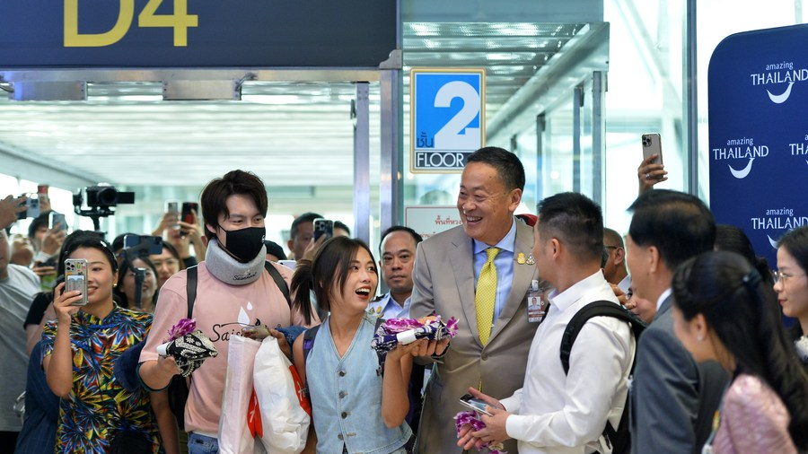 Thai Prime Minister Srettha Thavisin (front, 4th from L) welcomes Chinese tourists at the Suvarnabhumi Airport in Bangkok, Thailand, September 25, 2023. /Xinhua