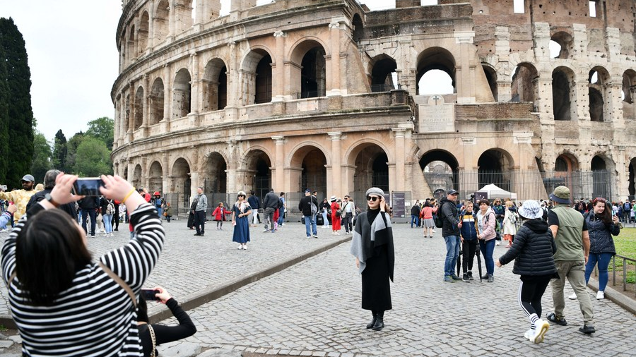 A Chinese tourist poses for a photo at the Colosseum in Rome, Italy, May 1, 2023. /Xinhua