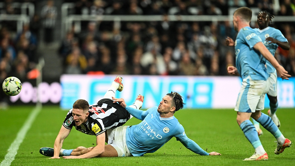 Newcastle United's Elliot Anderson (L) is fouled by Jack Grealish of Manchester City during their clash at St James' Park in Newcastle, England, September 27, 2023. /CFP