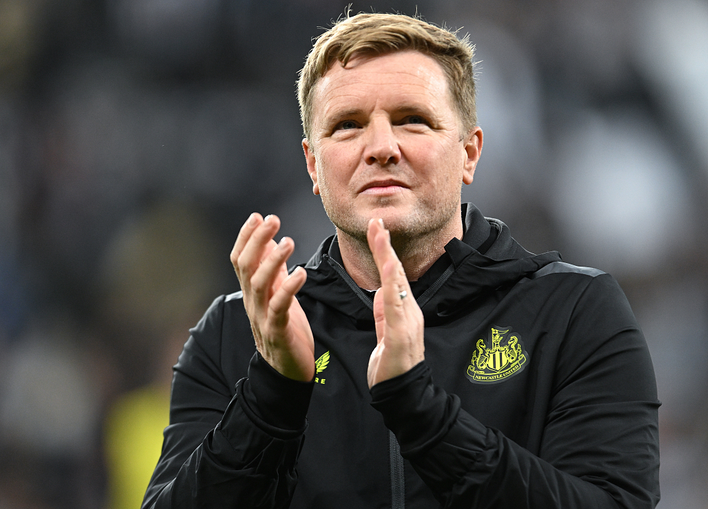 Newcastle United manager Eddie Howe claps the fans following their win over Manchester City at St James' Park in Newcastle, England, September 27, 2023. /CFP