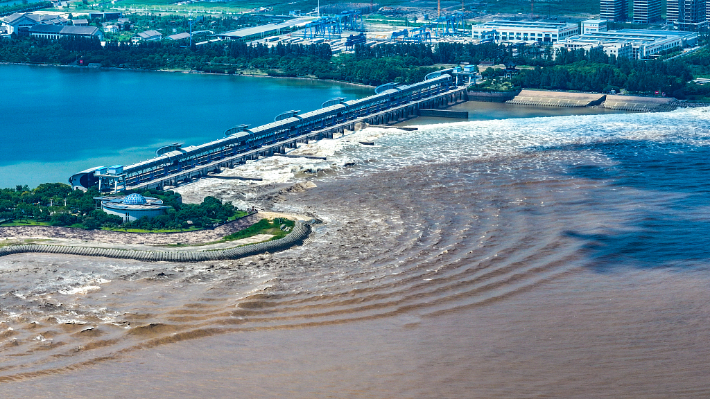 Live: Witness the world's largest tidal bore in Qiantang River, E China