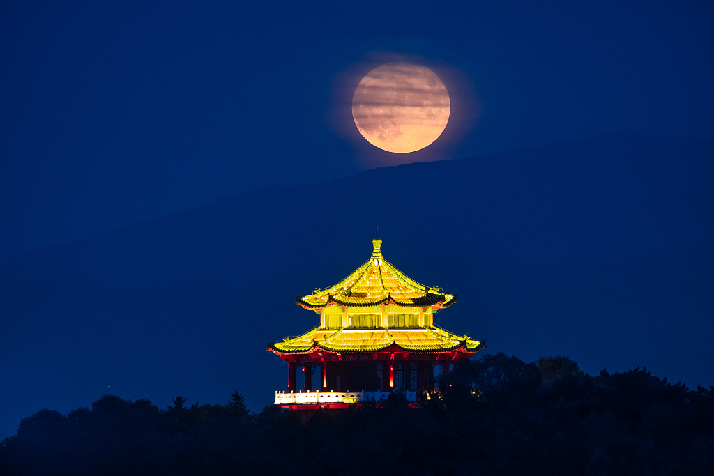 A file photo shows the moon hanging in the sky above a pavilion in Jilin. /CFP 