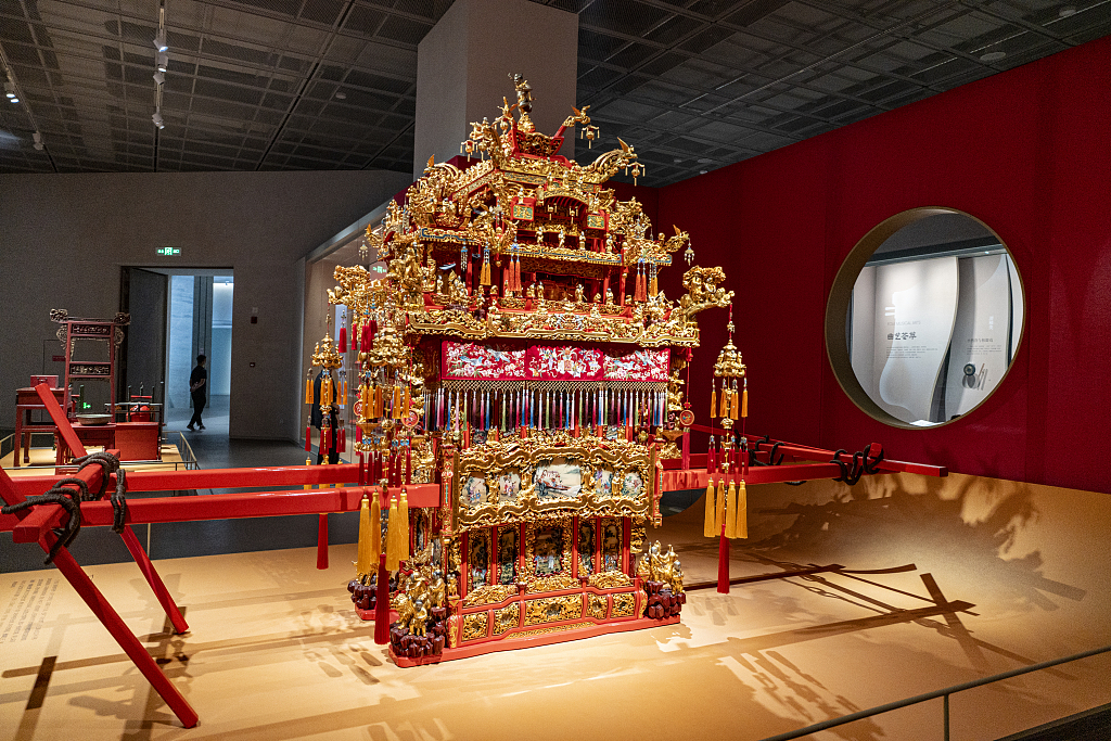 A Qing Dynasty (1644-1911) wan'gongjiao (ten thousand craftsmen's bridal sedan) is on display at the Zhejiang Intangible Cultural Heritage Museum in Hangzhou, Zhejiang Province. /CFP