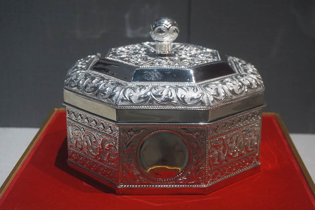 A silver box from Brunei is on display on September 27, 2023 at the Zhejiang Provincial Museum in Hangzhou, Zhejiang. /CFP
