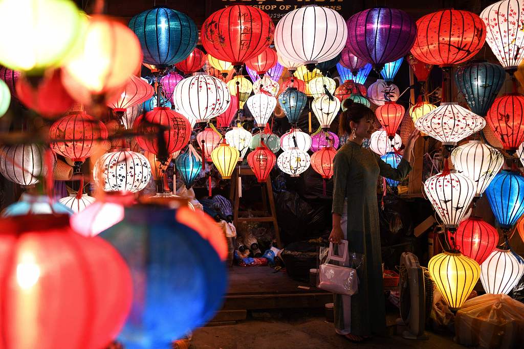 This file photo shows a woman admiring paper lanterns at a shop in Hoi An, Vietnam. /CFP
