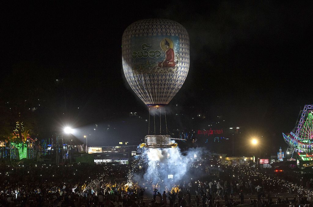 This file photo shows people releasing a hot-air balloon in Taunggyi, Myanmar. /CFP
