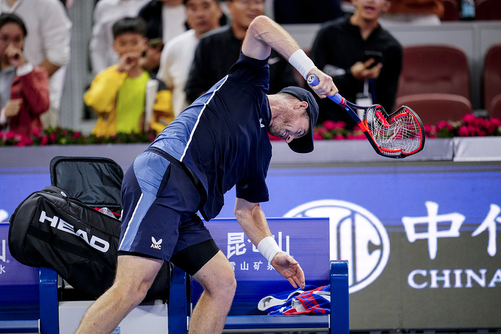 Andy Murray slams his racket into the ground during day 3 of the China Open at the National Tennis Center in Beijing, China, September 28, 2023. /CFP