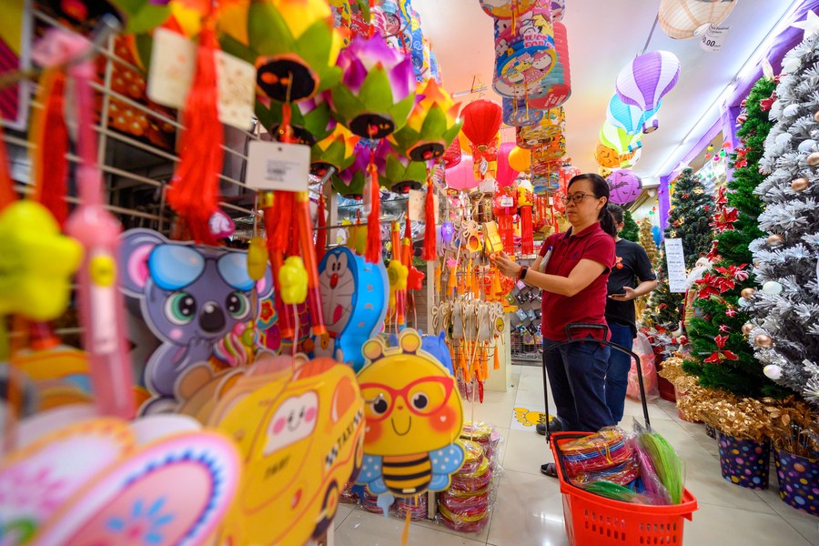 People buy decorations for the upcoming Mid-Autumn Festival in Kuala Lumpur, Malaysia, September 23, 2023. /Xinhua