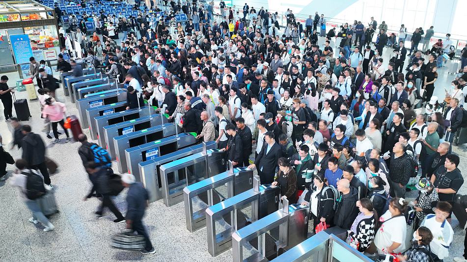 People flock into a train station in Lianyungang City, east China's Jiangsu Province, September 27, 2023. /CFP