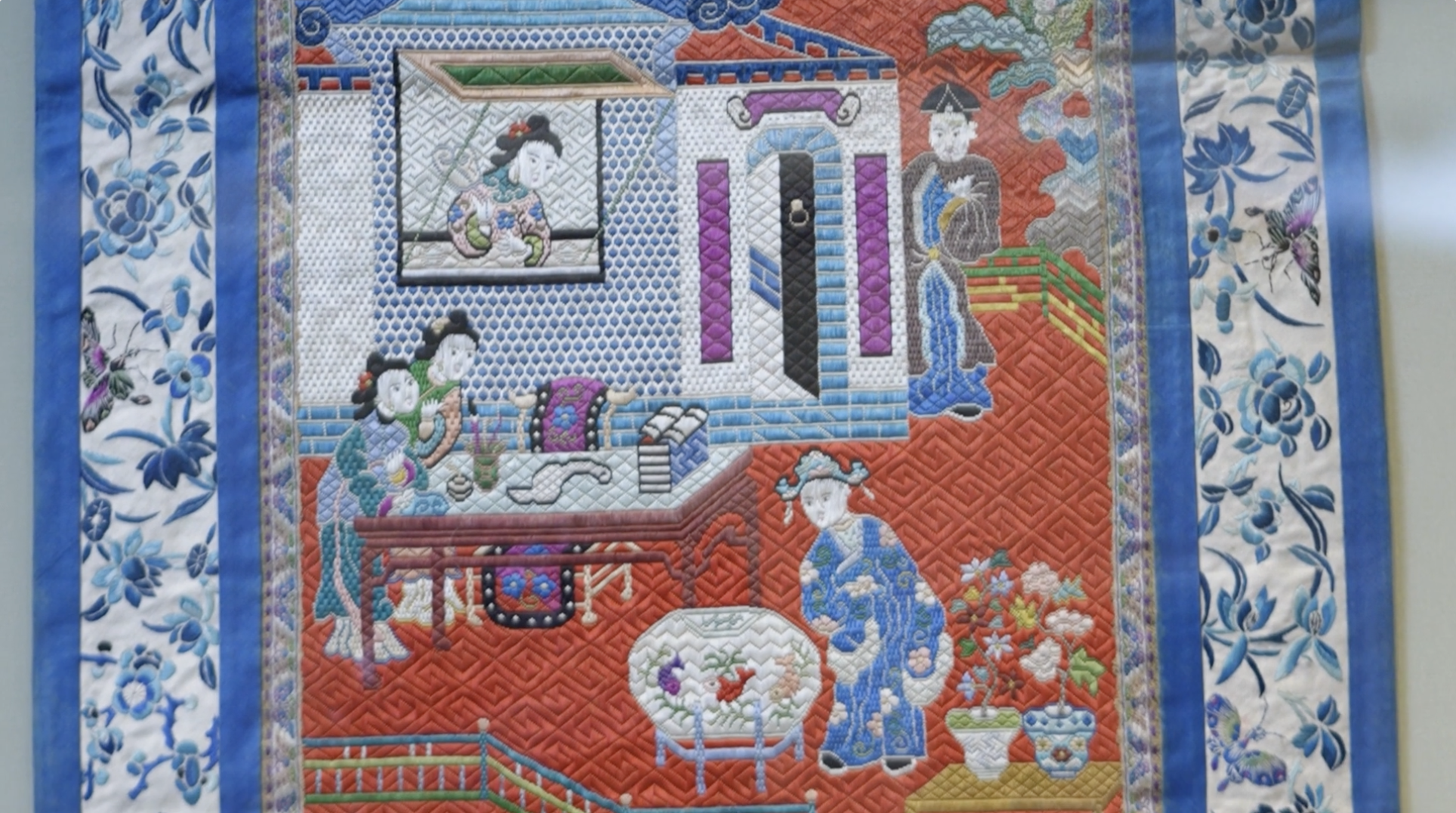 The counted-thread embroidery mirror curtain from the late Qing Dynasty to the Republic of China period illustrates the folklore 