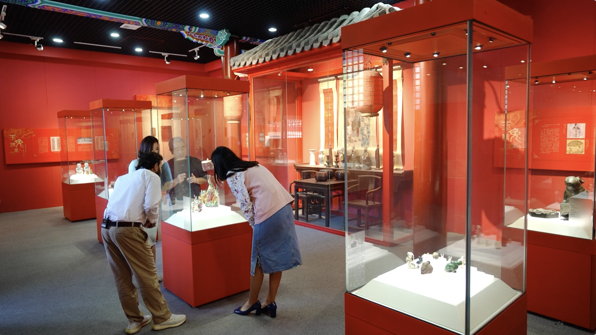 Beijing Folk Custom Museum curator Cao Yansheng introduces the exhibits to two guests and CGTN's Caroline Wu. / CGTN
