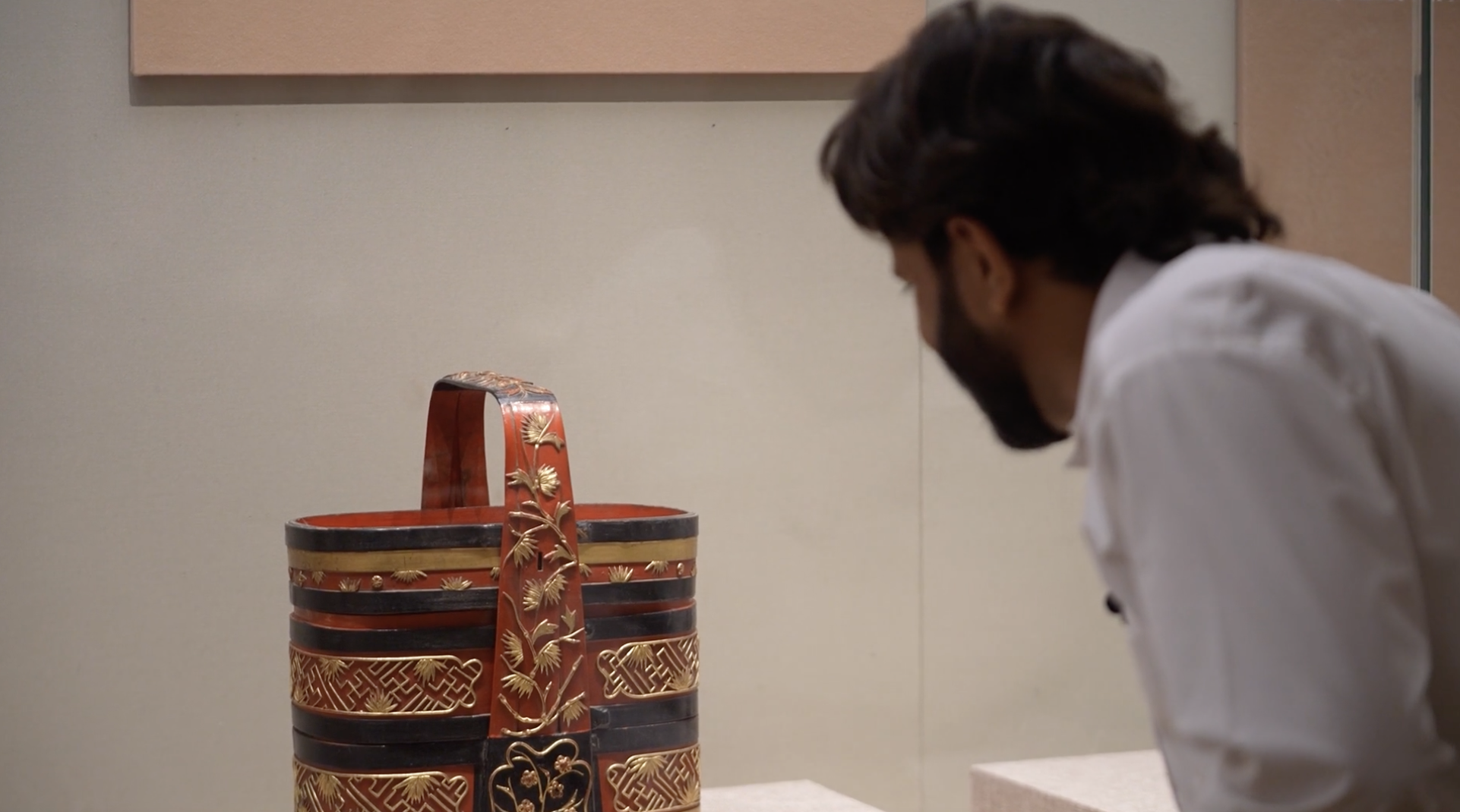 The lacquer portable box decorated with auspicious flowers and plants is exhibited at Tsinghua University Art Museum in Beijing. /CGTN