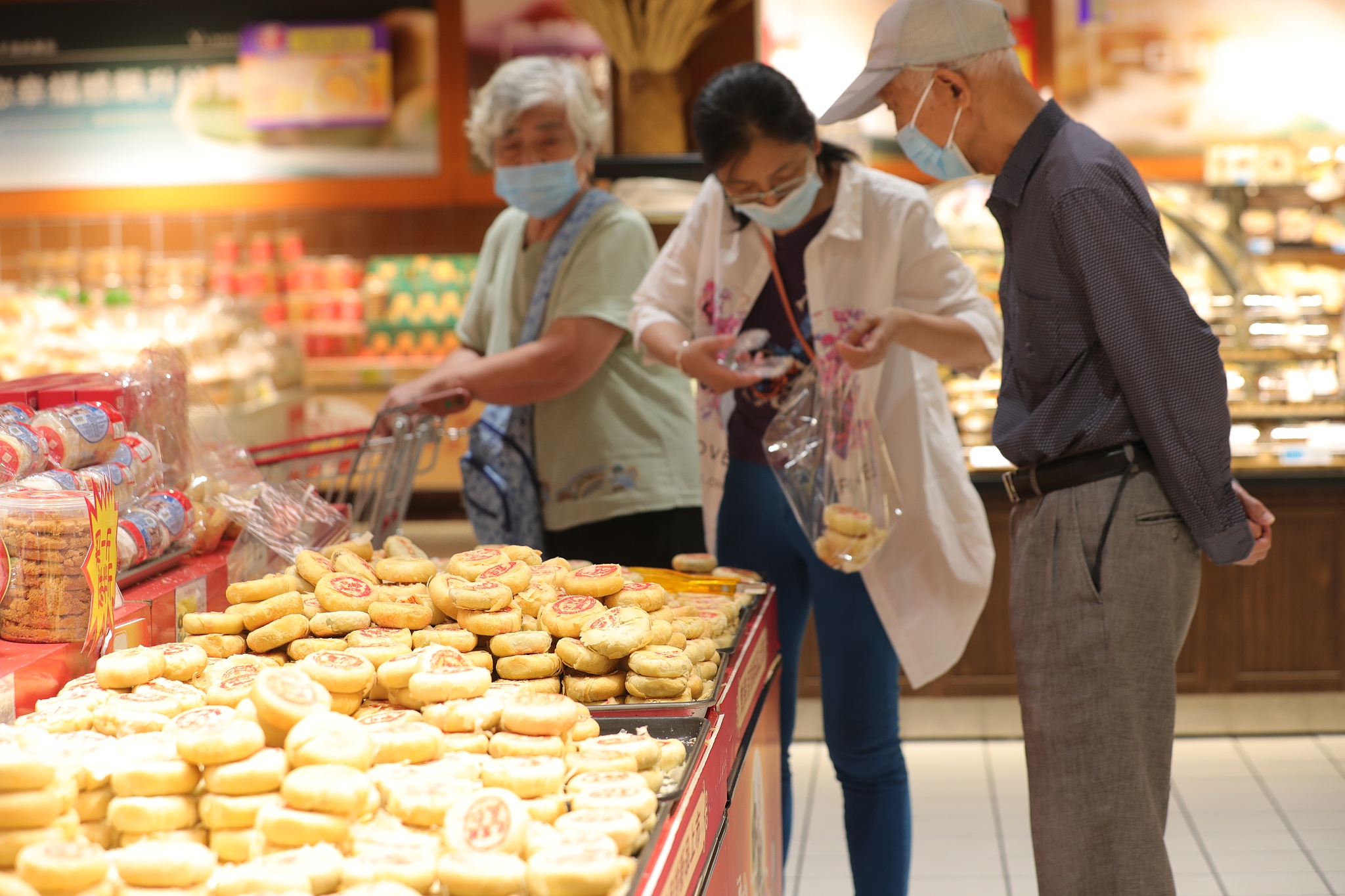 Customers pick up mooncakes at a supermarket in Yangzhou, east China's Jiangsu Province, September 27, 2023. /CFP