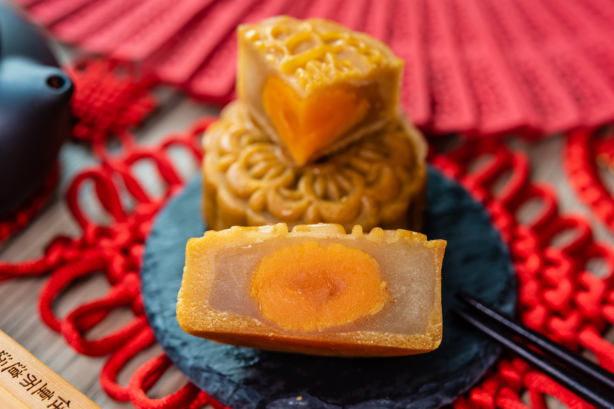 The most common type of mooncake is the Cantonese-style, known for its lotus-like shape and ornate embossed pattern on top. /CFP