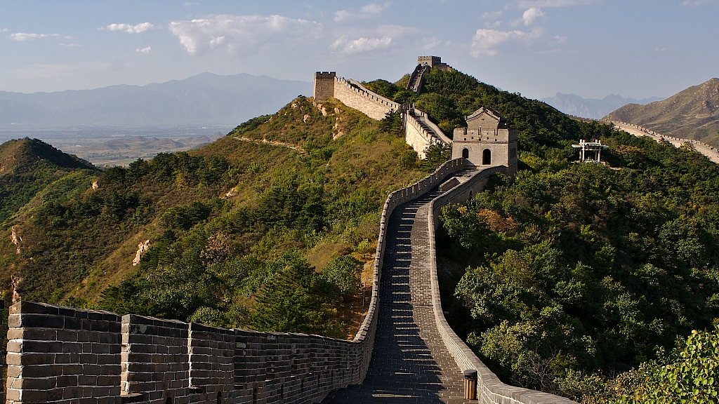 Live: A festive journey to embrace China's vitality atop the Great Wall on National Day