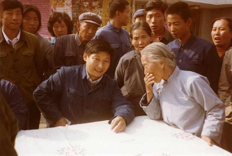 Xi Jinping listens to people's opinions in Zhengding County, north China's Hebei Province, 1983. /CMG