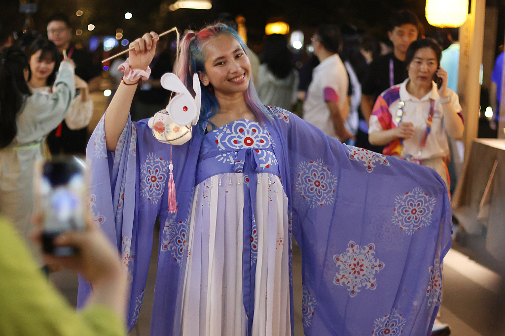 Athletes from across Asia join the celebrations of Mid-Autumn Festival on the night of September 29, 2023, in the Hangzhou Asian Games Village. /CFP