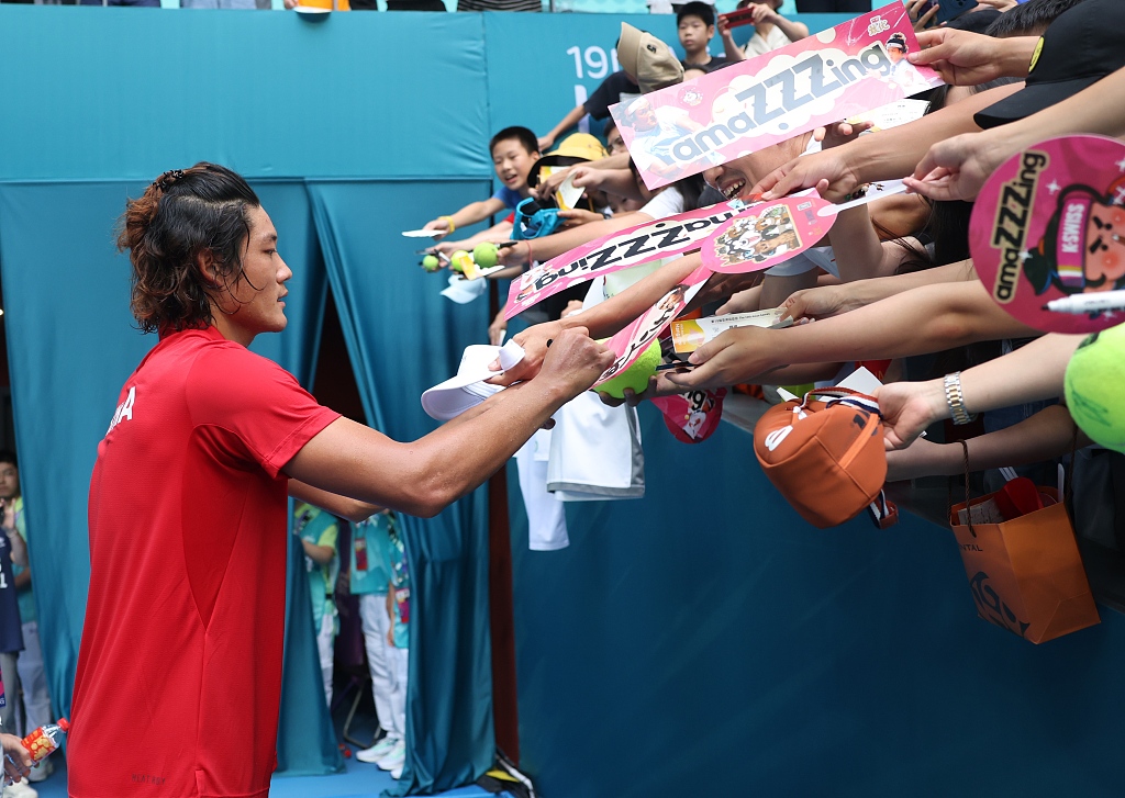 China's Zhang Zhizhen signs an autograph ahead of the tennis men's singles final at the 19th Asian Games in Hangzhou, Zhejiang Province, China, September 30, 2023. /CFP