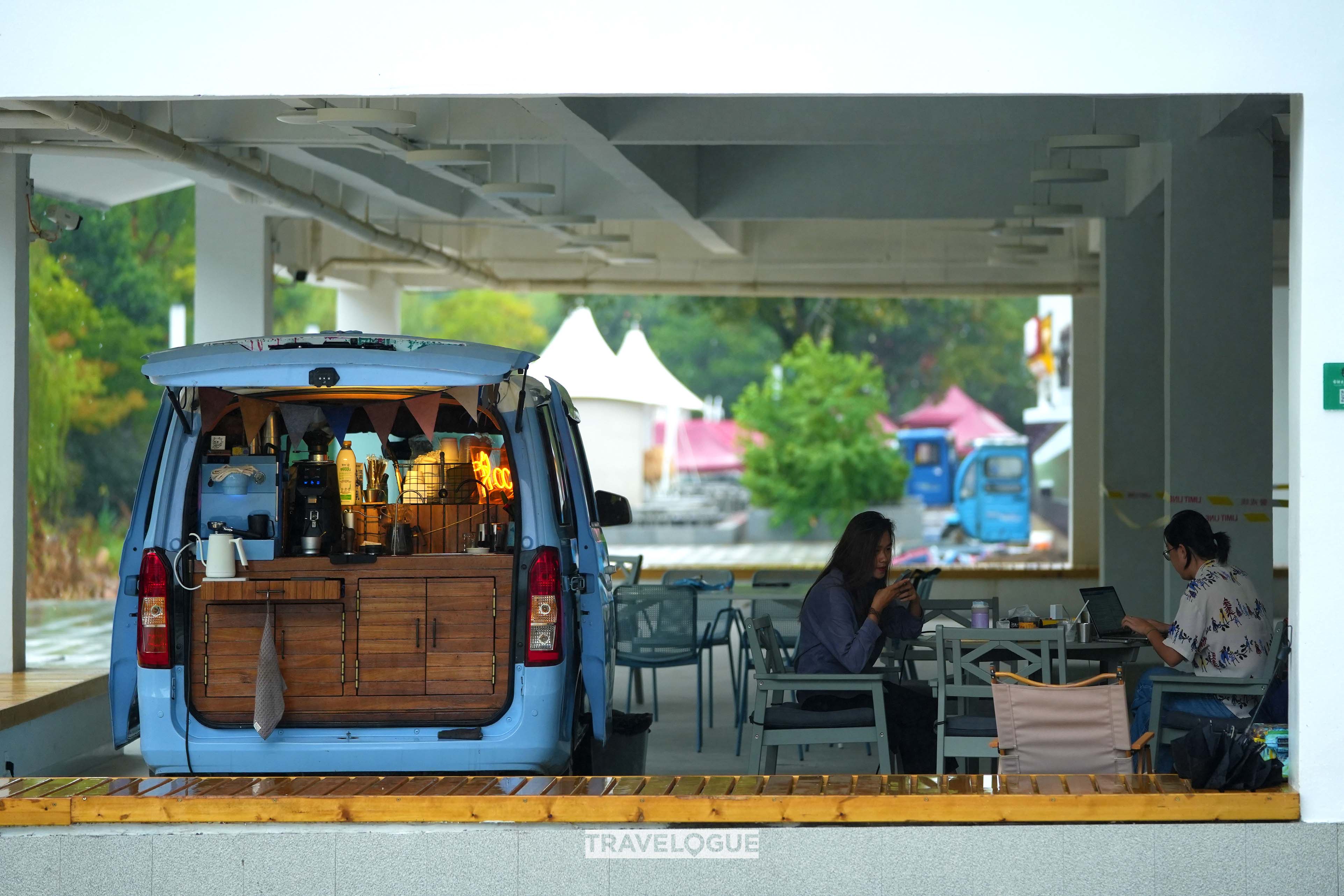 The image shows a van that doubles as a mobile coffee trailer, run by a digital nomad entrepreneur in Anji, Zhejiang Province. /CGTN