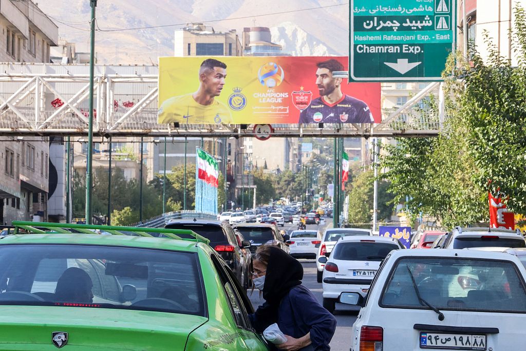 A billboard featuring Al-Nassr's Portuguese forward Cristiano Ronaldo (L) and Persepolis' Iranian goalkeeper Alireza Beiranvand hangs on a pedestrian overpass on a highway in Tehran on September 19, 2023, ahead of the AFC Champions League group E football match between Persepolis FC and Al-Nassr FC. /CFP