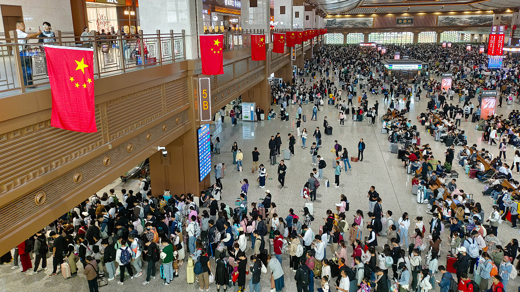 Passengers are seen at the waiting hall of Xi'an Railway Station, Xi'an City, northwest China's Shaanxi Province, September 29, 2023. /CFP