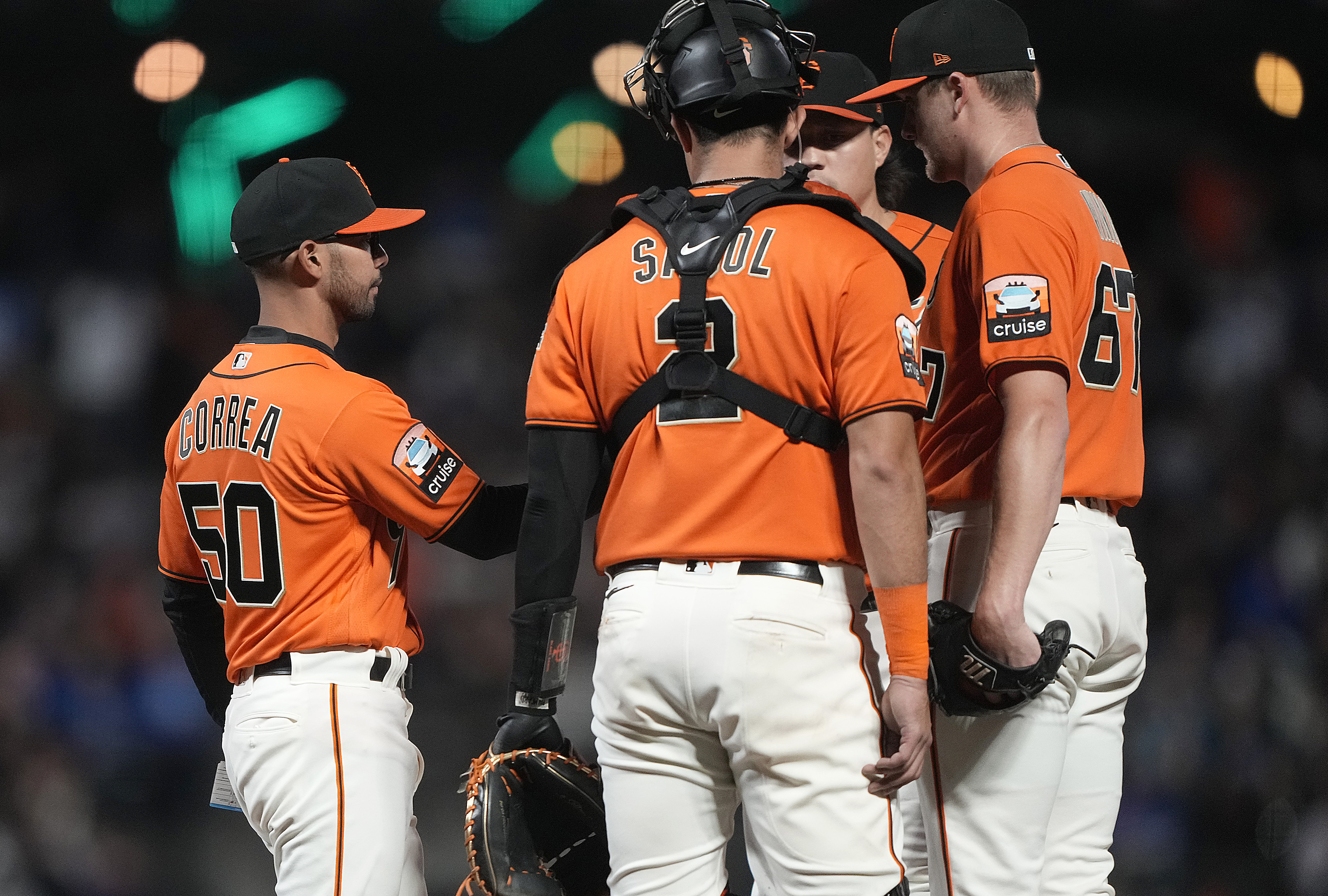 Kai Correa (L), interim manager of the San Francisco Giants, talks to his players during the game against the Los Angeles Dodgers at Oracle Park in San Francisco, California, September 29, 2023. /CFP 