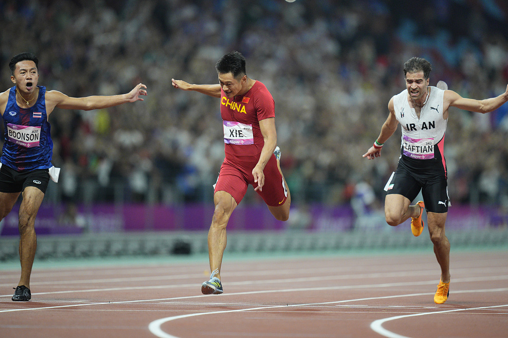 Xie Zhenye (C) of China competes in the men's 100-meter event final at the 19th Asian Games in Hangzhou, east China's Zhejiang Province, September 30, 2023. /CFP