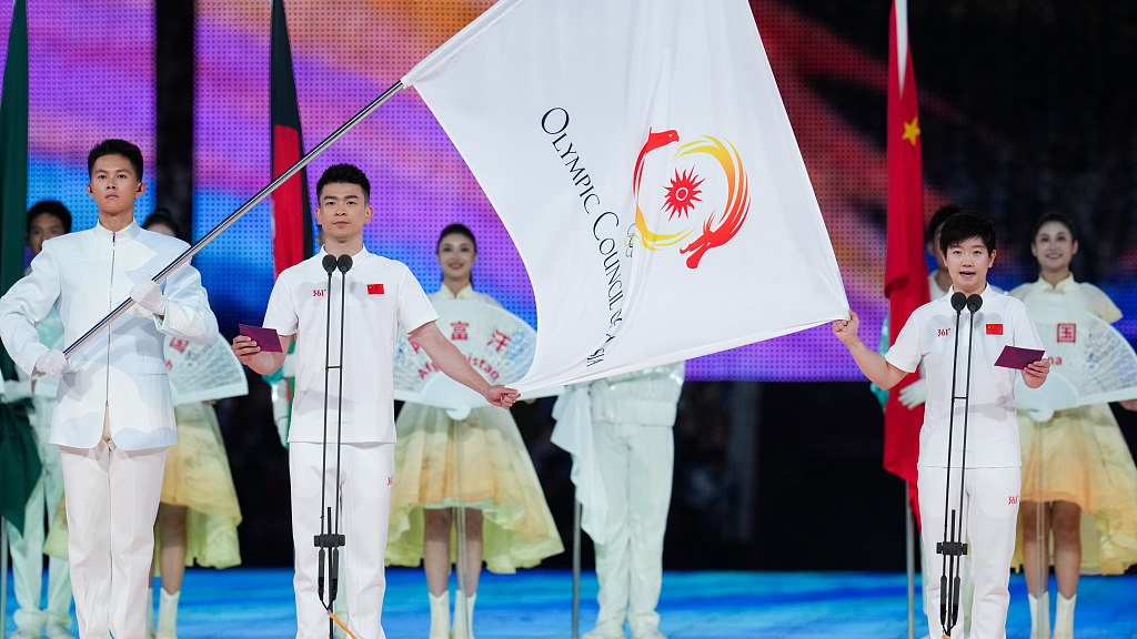 Sun Yingsha, first from right in the front, takes the oath at the 19th Asian Games opening ceremony in Hangzhou City, east China's Zhejiang Province, September 23, 2023. /CFP