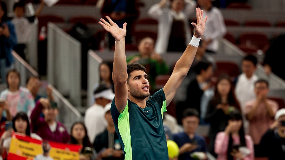 Carlos Alcaraz acknowledges the crowd during day 4 of the China Open at National Tennis Center in Beijing, China, September 29, 2023. /CFP