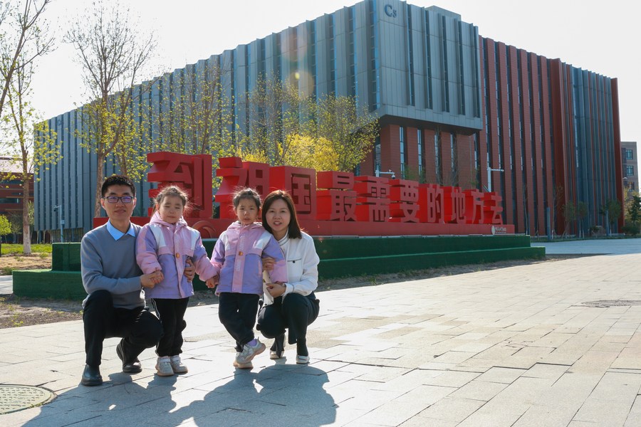 Sun Lei (1st R), her husband and two children pose for a photo at the China University of Petroleum, Beijing at Karamay (CPUBK) in Karamay, northwest China's Xinjiang Uygur Autonomous Region, September 21, 2023. /Xinhua 