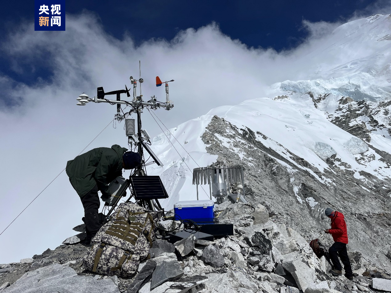A Chinese expedition team sets up an automatic weather station at an altitude of 6,450 meters on Mount Cho Oyu on the China-Nepal border, September 30, 2023. /CMG