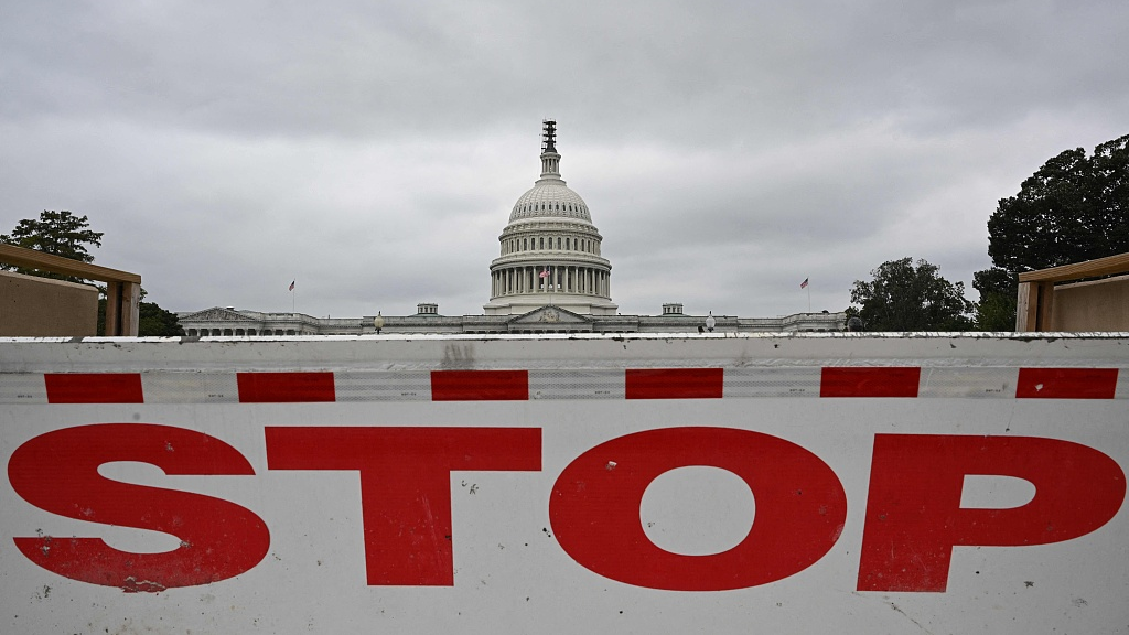 A traffic barrier is seen front of the dome of the U.S. Capitol as a government shutdown looms in Washington D.C., U.S., September 28, 2023. /CFP