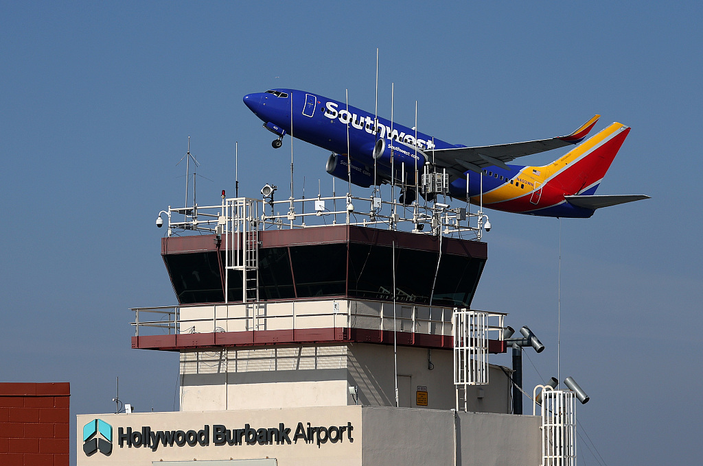 A Southwest Airlines take off past the control tower at Burbank Hollywood Airport in Burbank, California, U.S., September 25, 2023. Transportation Secretary Pete Buttigieg warned that vital training for new air traffic controllers would have paused if the government shut down. /CFP