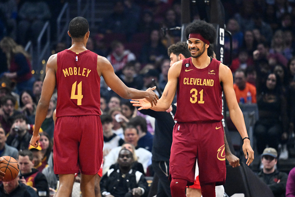 Evan Mobley (R) and Jarrett Allen of the Cleveland Cavalier shake hands in the game against the Houston Rockets at Rocket Mortgage FieldHouse in Cleveland, Ohio, March 26, 2023. /CFP
