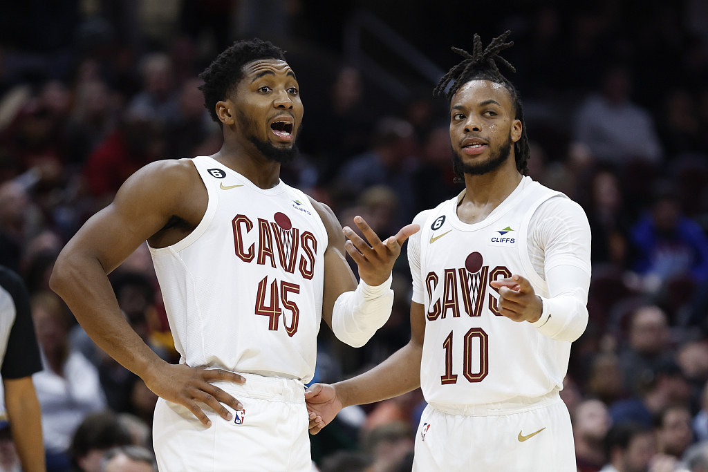 Donovan Mitchell (L) and Darius Garland of the Cleveland Cavaliers talk to each other in the game against the Miami Heat at Rocket Mortgage FieldHouse in Cleveland, Ohio, November 20, 2022. /CFP