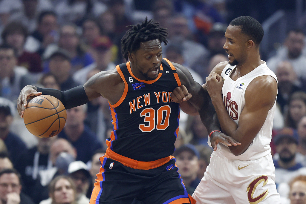 Even Mobley (R) of the Cleveland Cavaliers guards Julius Randle of the New York Knicks in Game 2 of the NBA Eastern Conference first-round playoffs at Rocket Mortgage FieldHouse in Cleveland, Ohio, April 18, 2023. /CFP