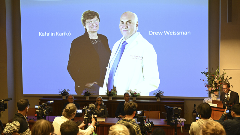 Thomas Perlmann, secretary of the Nobel Assembly, right, announces the winner of the 2023 Nobel Prize in Physiology or Medicine to Katalin Kariko and Drew Weissman, seen on screen, at the Karolinska Institute in Stockholm, October 2, 2023. /CFP