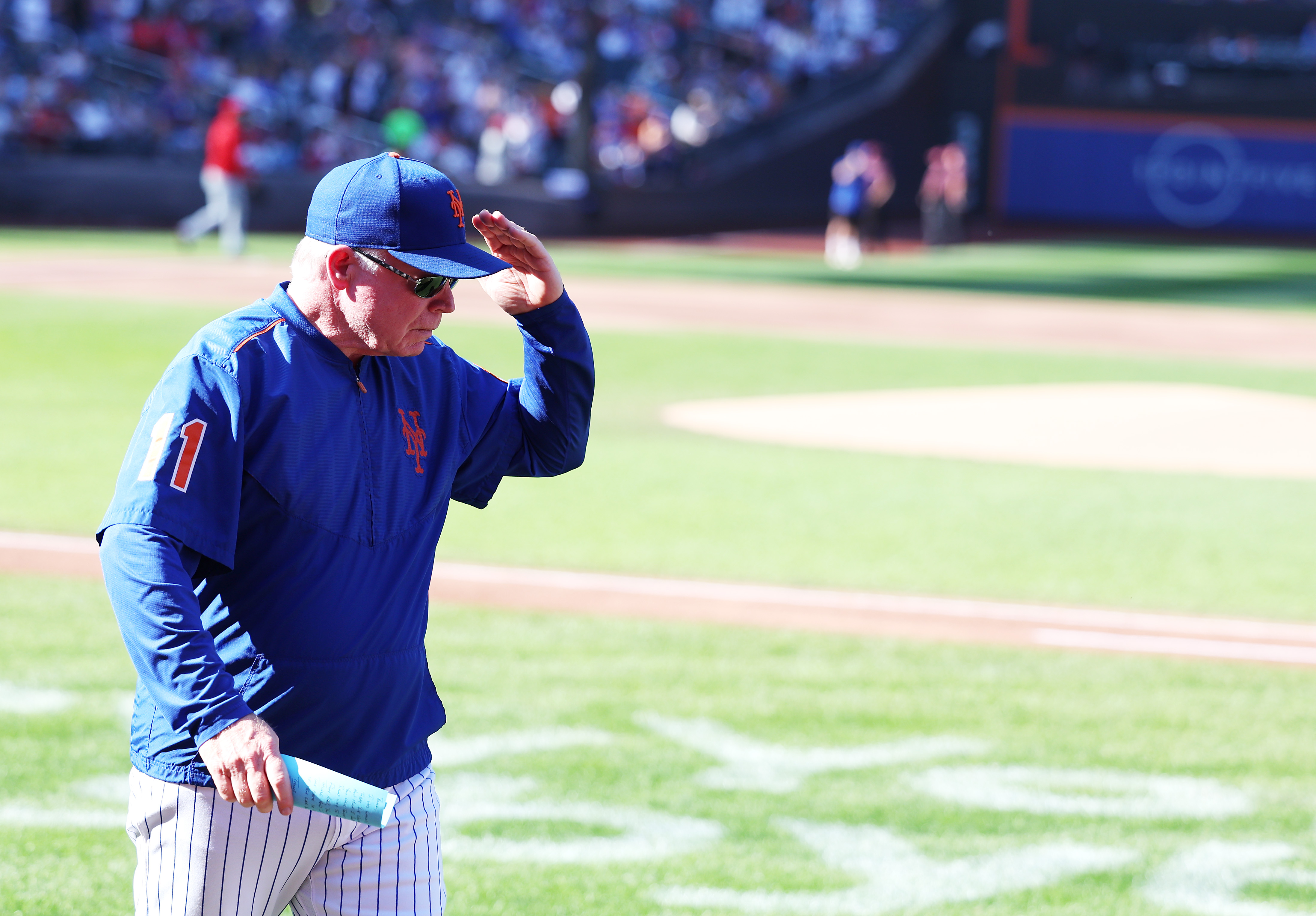 Buck Showalter, manager of the New York Mets salutes his players after the 9-1 loss against the Philadelphia Phillies at Citi Field in New York City, October 1, 2023. /CFP 