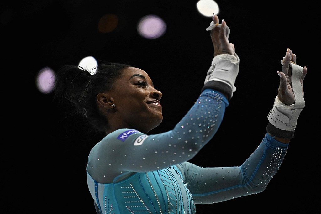 Simone Biles acknowledges the crowd during women's qualifications at the World Gymnastics Championships in Antwerp, Belgium, October 1, 2023. /CFP