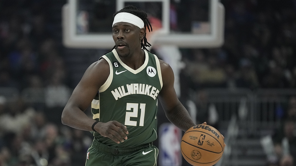 Jrue Holiday of the Milwaukee Bucks dribbles in the game against the Chicago Bulls at Fiserv Forum in Milwaukee, Wisconsin, April 5, 2023. /CFP