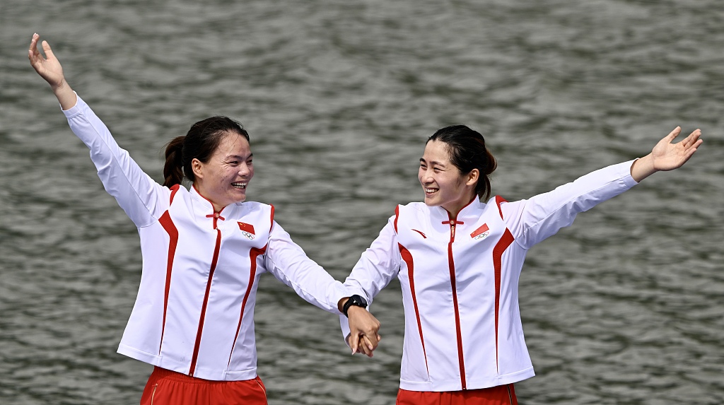 China's Xu Shixiao (L) and Sun Mengya after winning the women's canoe double 500m final in the 19th Asian Games in Hangzhou, Zhejiang Province, China, October 2, 2023. /CFP