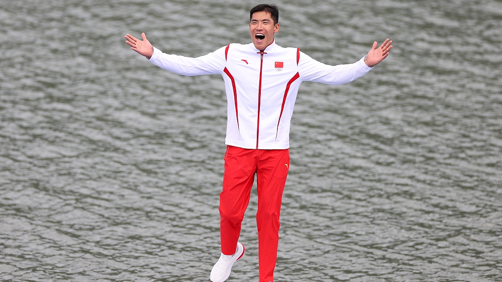 China's Zhang Dong celebrates after winning the men's kayak single 1000m final in the 19th Asian Games in Hangzhou, Zhejiang Province, China, October 2, 2023. /CFP