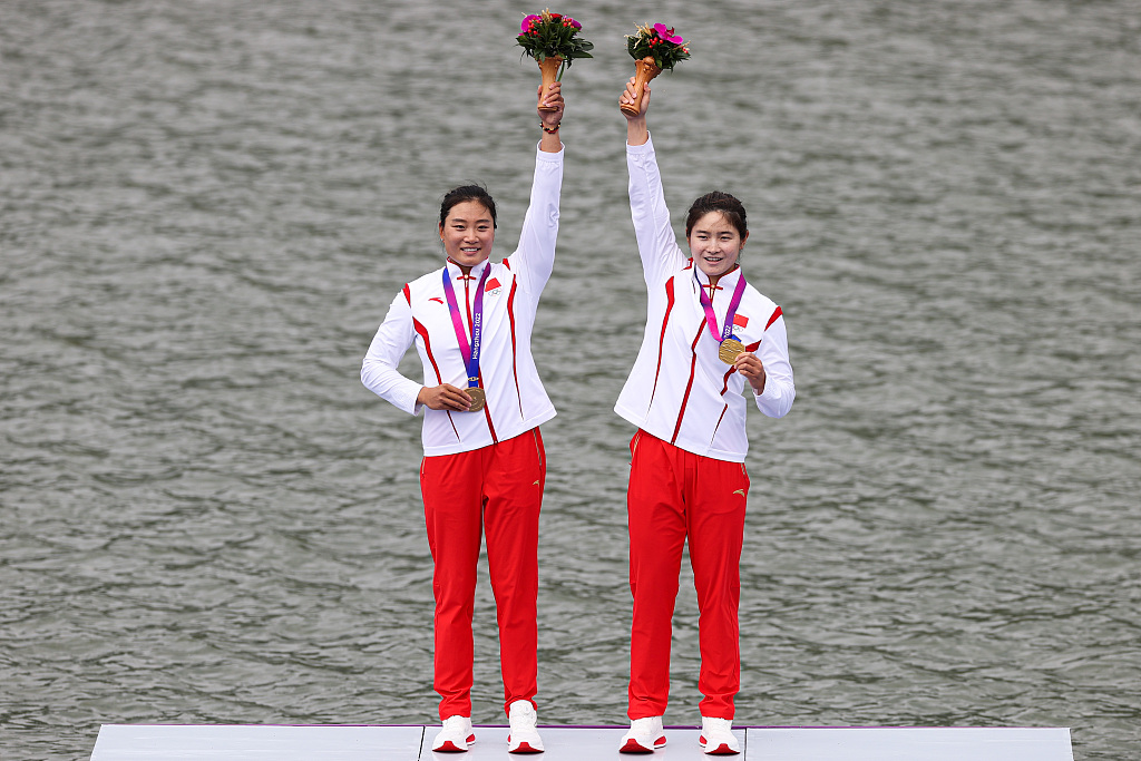 China's Wang Nan (L) and Yin Mengdie after winning the women's kayak double 500m final in the 19th Asian Games in Hangzhou, Zhejiang Province, China, October 2, 2023. /CFP